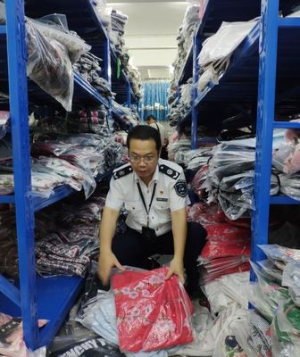 突击检查进行时 服饰打假遇仓库“闭门羹”，执法目光聚焦隐蔽角落